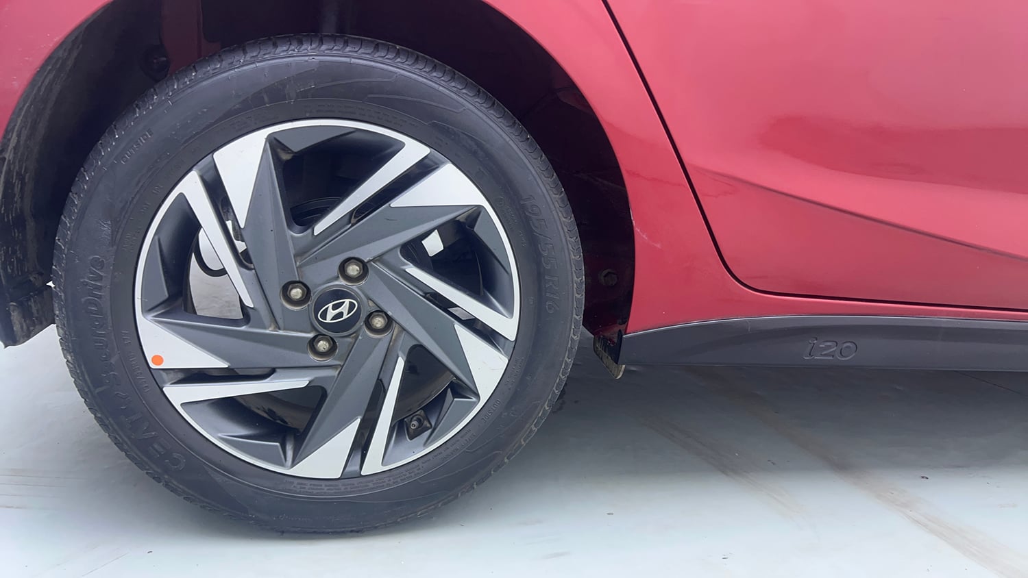 Used 2021 Hyundai i20 Asta 1.2 IVT Petrol Automatic tyres RIGHT REAR TYRE RIM VIEW