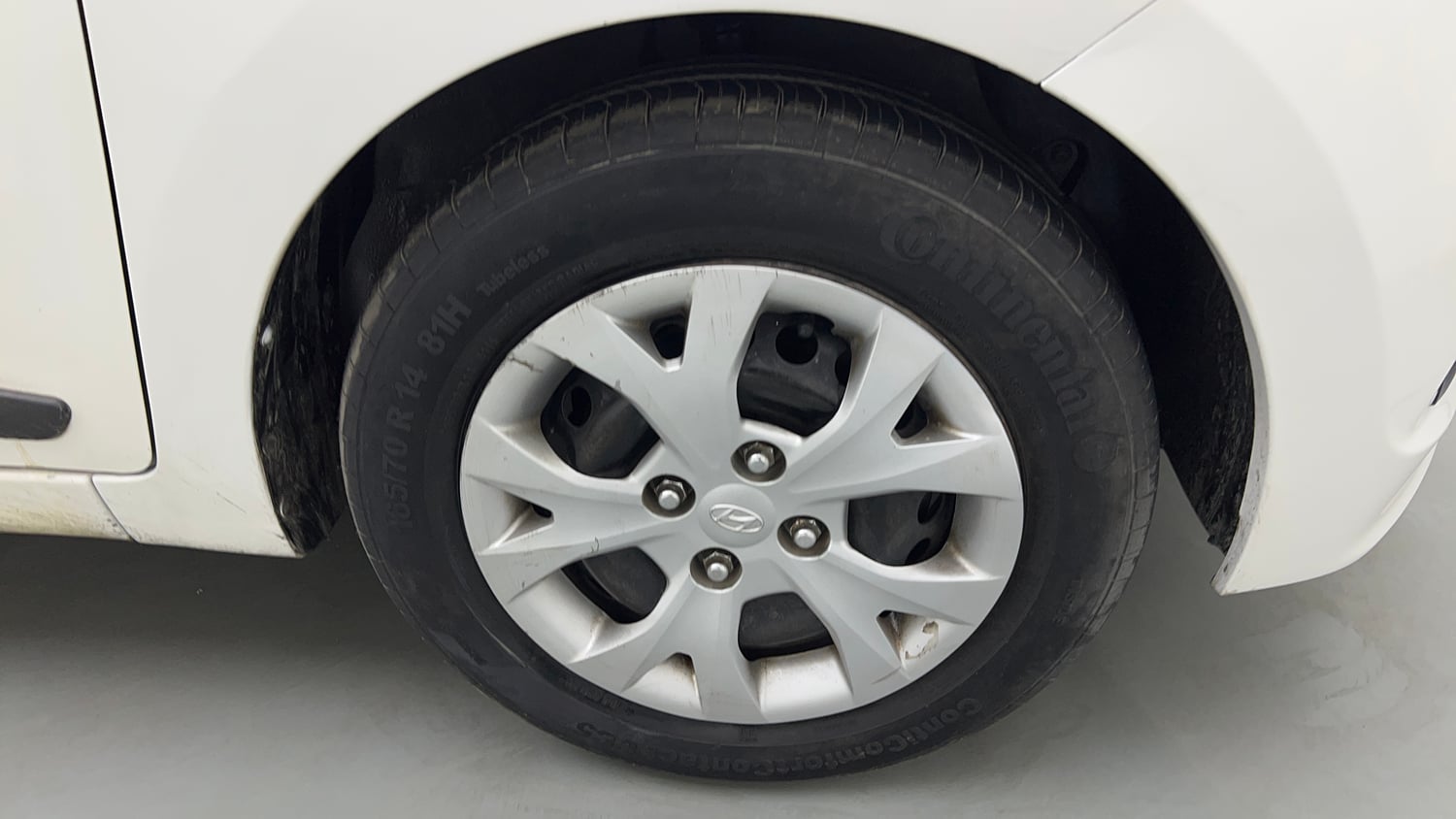 Used 2016 Hyundai Grand i10 Sportz 1.2 Kappa VTVT Petrol Manual tyres RIGHT FRONT TYRE RIM VIEW