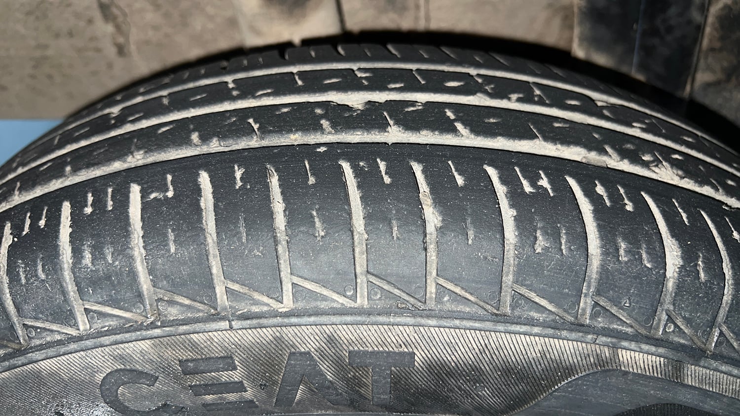 Used 2022 Renault Triber RXE Petrol Manual tyres RIGHT REAR TYRE TREAD VIEW