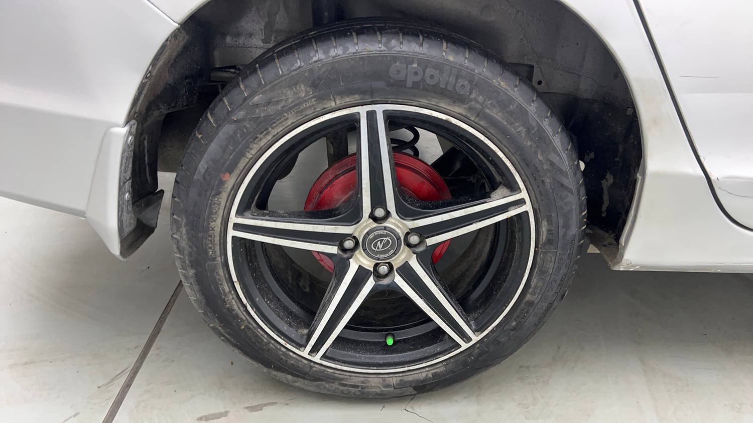 Used 2015 Honda City V Petrol Manual tyres RIGHT REAR TYRE RIM VIEW