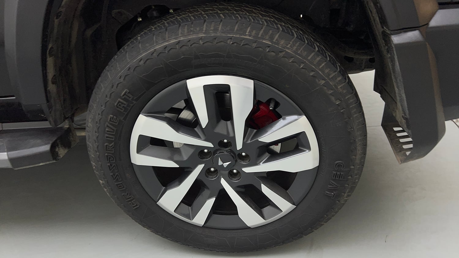 Used 2025 Mahindra Thar Roxx AX7 L Diesel AT 2WD Diesel Automatic tyres LEFT REAR TYRE RIM VIEW