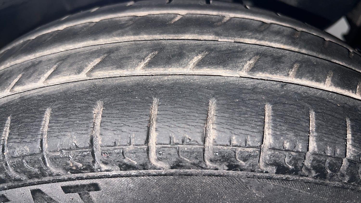 Used 2014 Hyundai Eon Era + Petrol Manual tyres LEFT REAR TYRE TREAD VIEW
