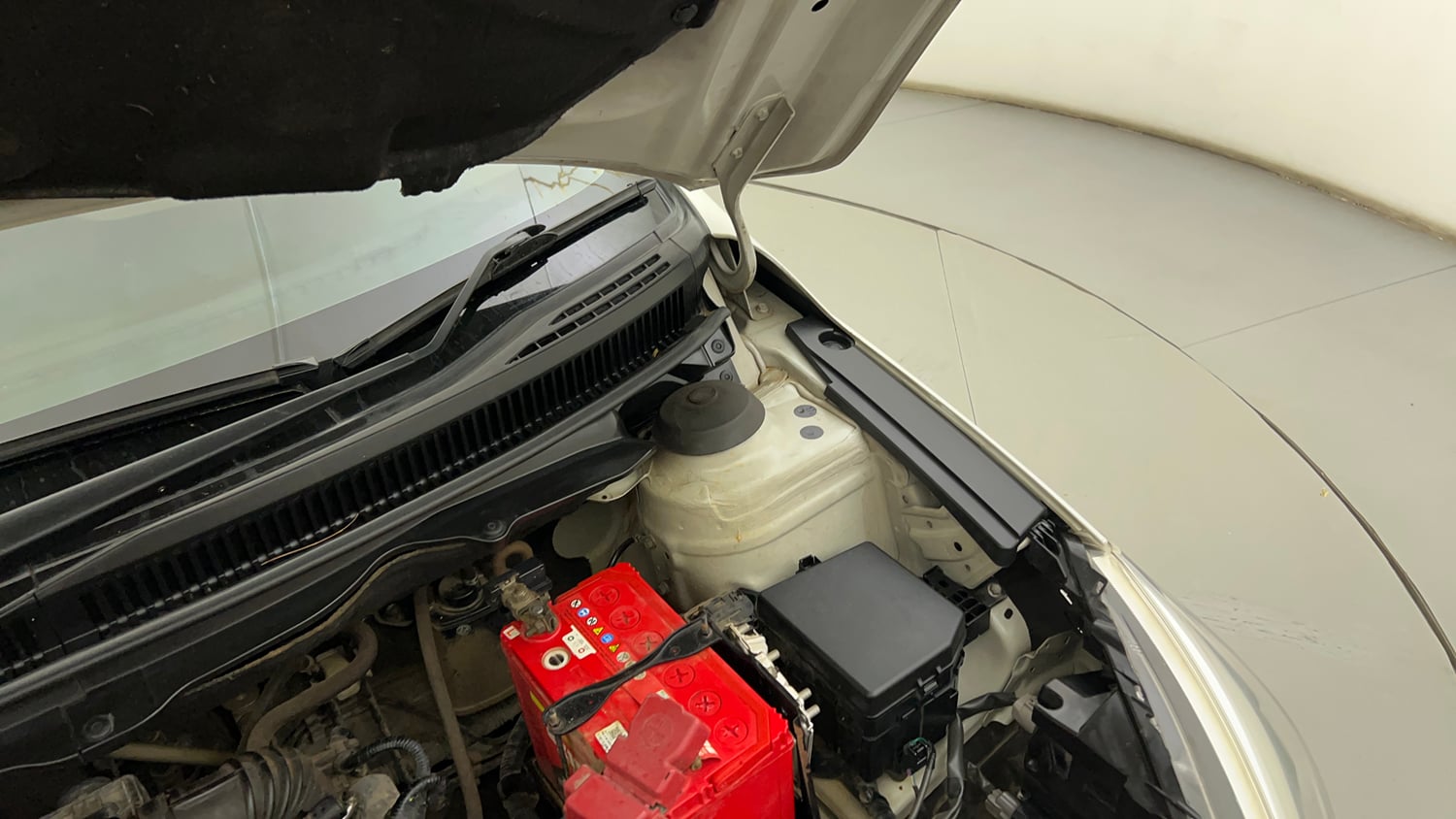 Used 2022 Maruti Suzuki Ciaz Zeta 1.5 Petrol Manual engine ENGINE LEFT SIDE HINGE & APRON VIEW
