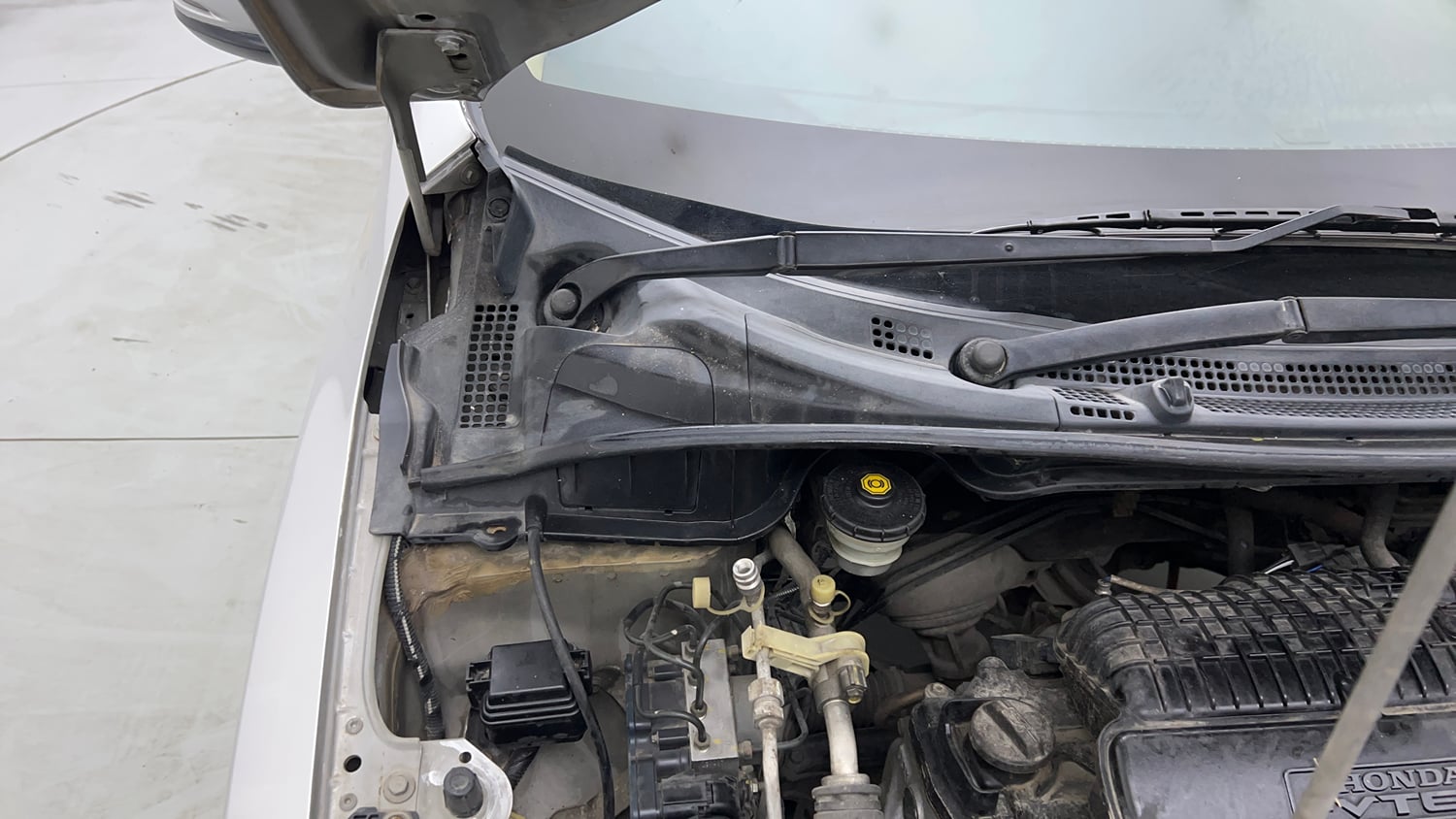 Used 2015 Honda City V Petrol Manual engine ENGINE RIGHT SIDE HINGE & APRON VIEW