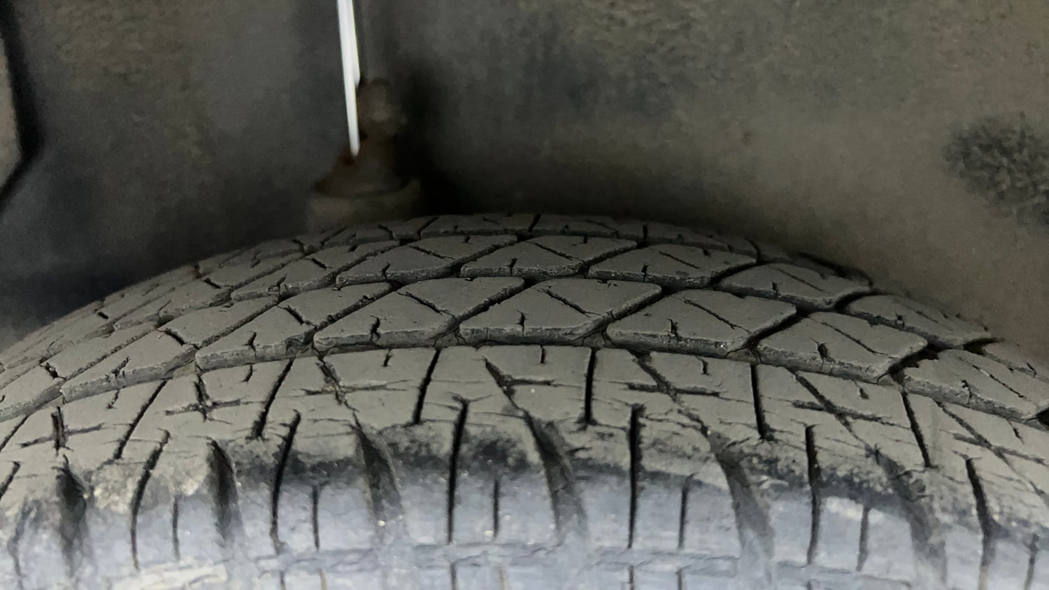 Used 2014 Maruti Suzuki Ritz Vxi BS-IV Petrol Manual tyres RIGHT REAR TYRE TREAD VIEW