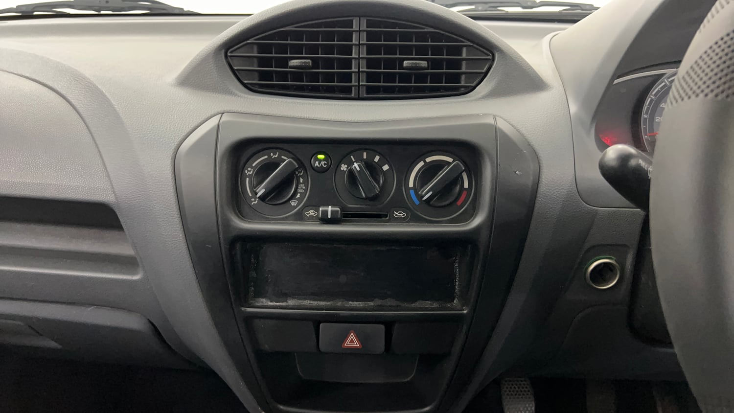 Used 2016 Maruti Suzuki Alto 800 Lxi Petrol Manual interior MUSIC SYSTEM & AC CONTROL VIEW