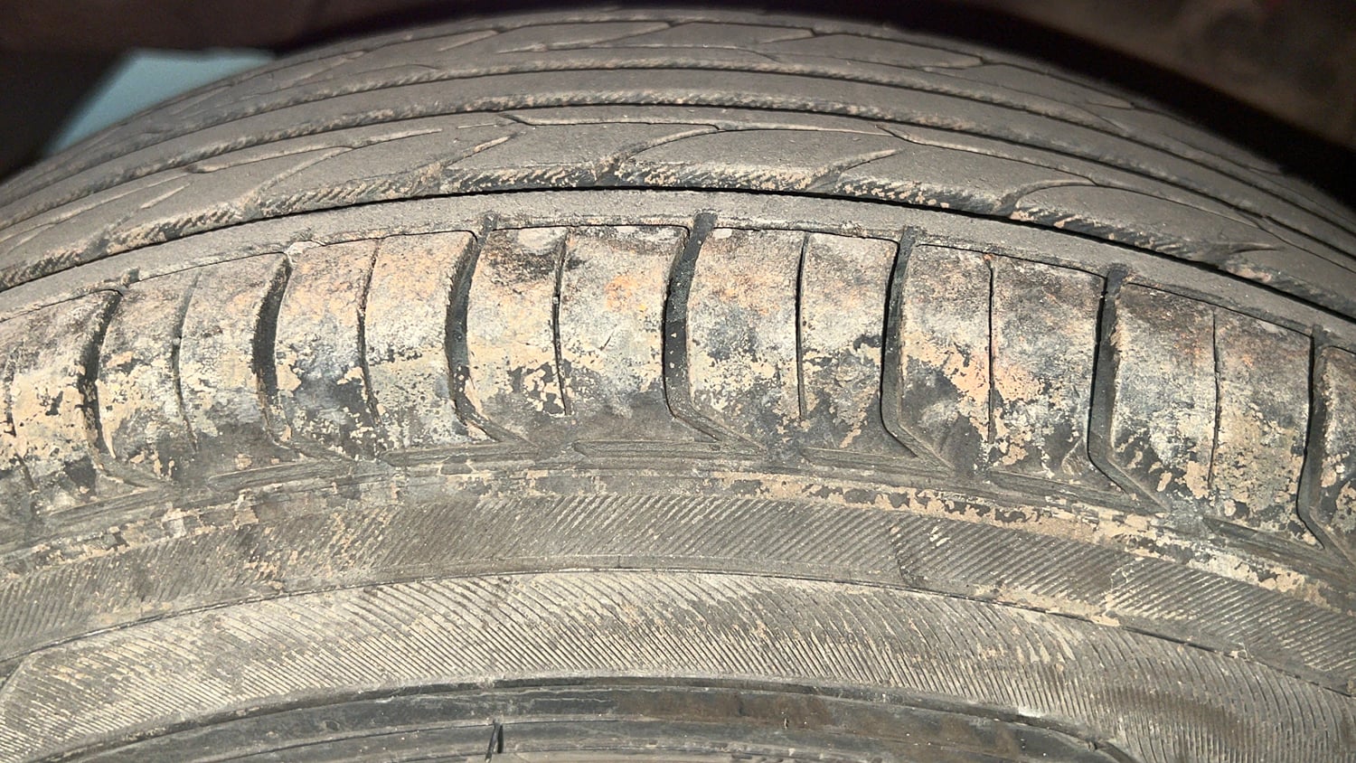 Used 2015 Hyundai Eon Magna + Petrol Manual tyres RIGHT REAR TYRE TREAD VIEW