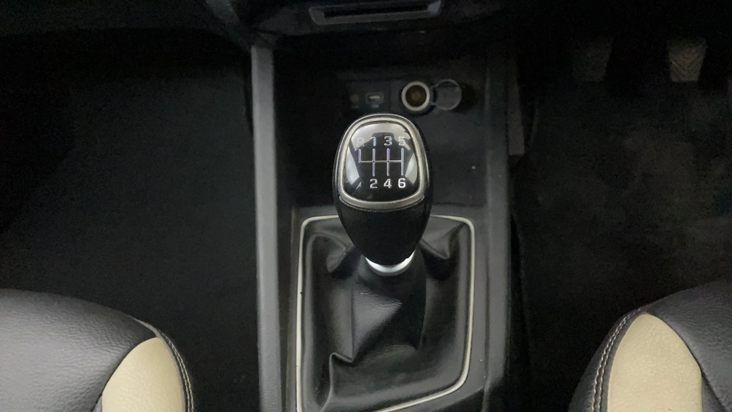 Used 2016 Hyundai Elite i20 Sportz 1.4 CRDI Diesel Manual interior GEAR  KNOB VIEW