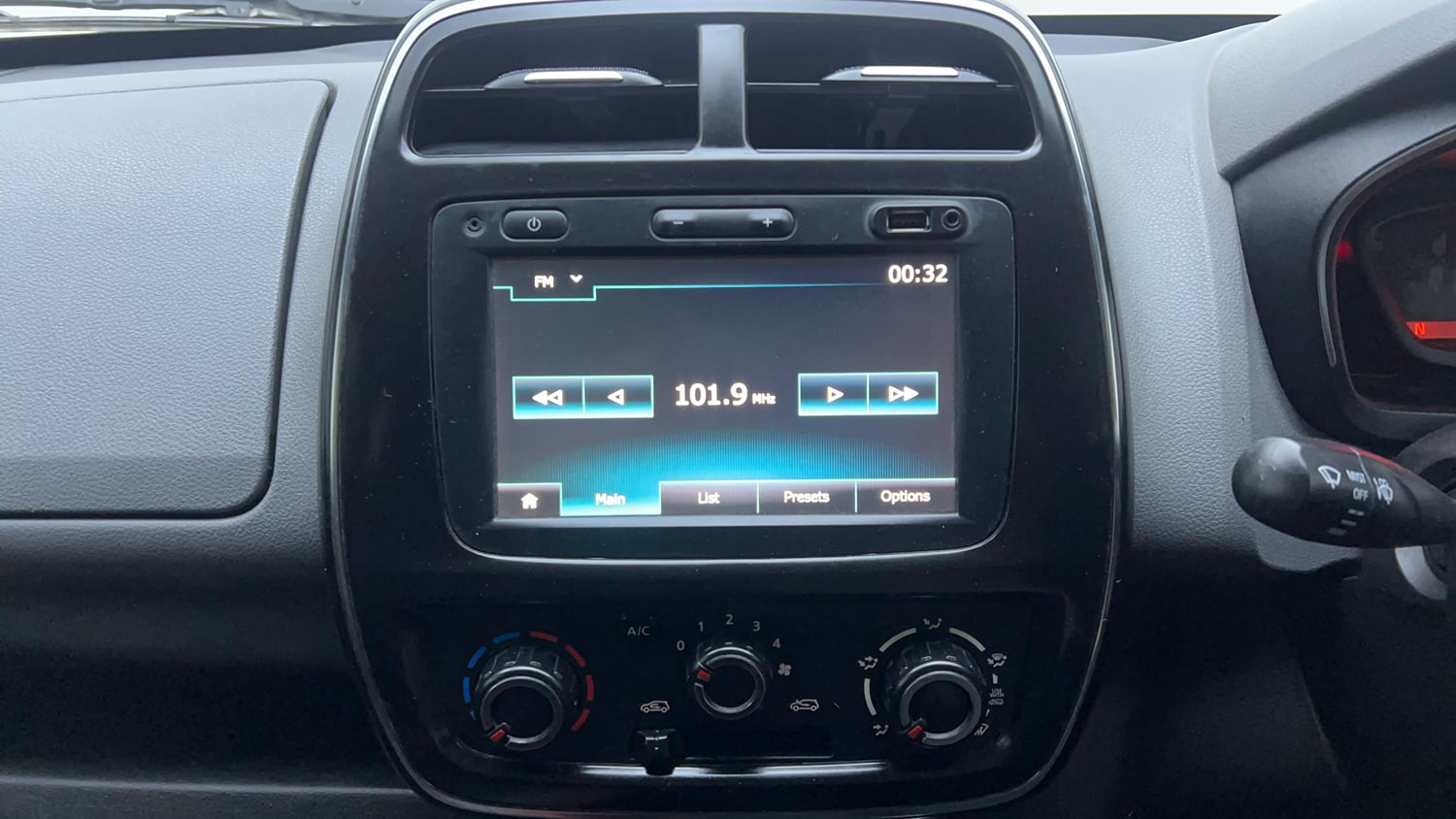 Used 2018 Renault Kwid 1.0 RXT AMT Opt Petrol Automatic interior MUSIC SYSTEM & AC CONTROL VIEW