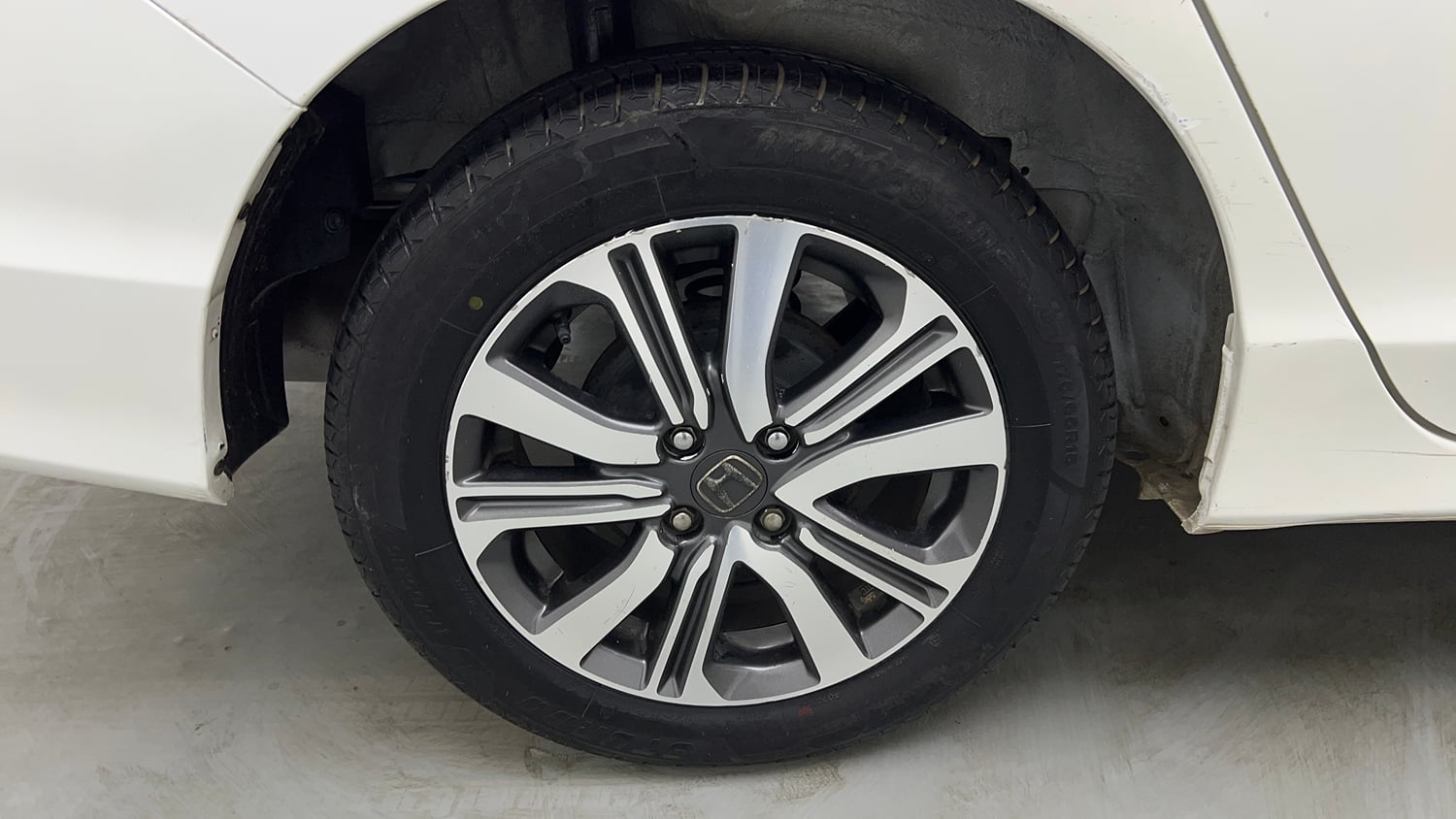 Used 2021 Honda City 4th Generation SV Petrol Petrol Manual tyres RIGHT REAR TYRE RIM VIEW
