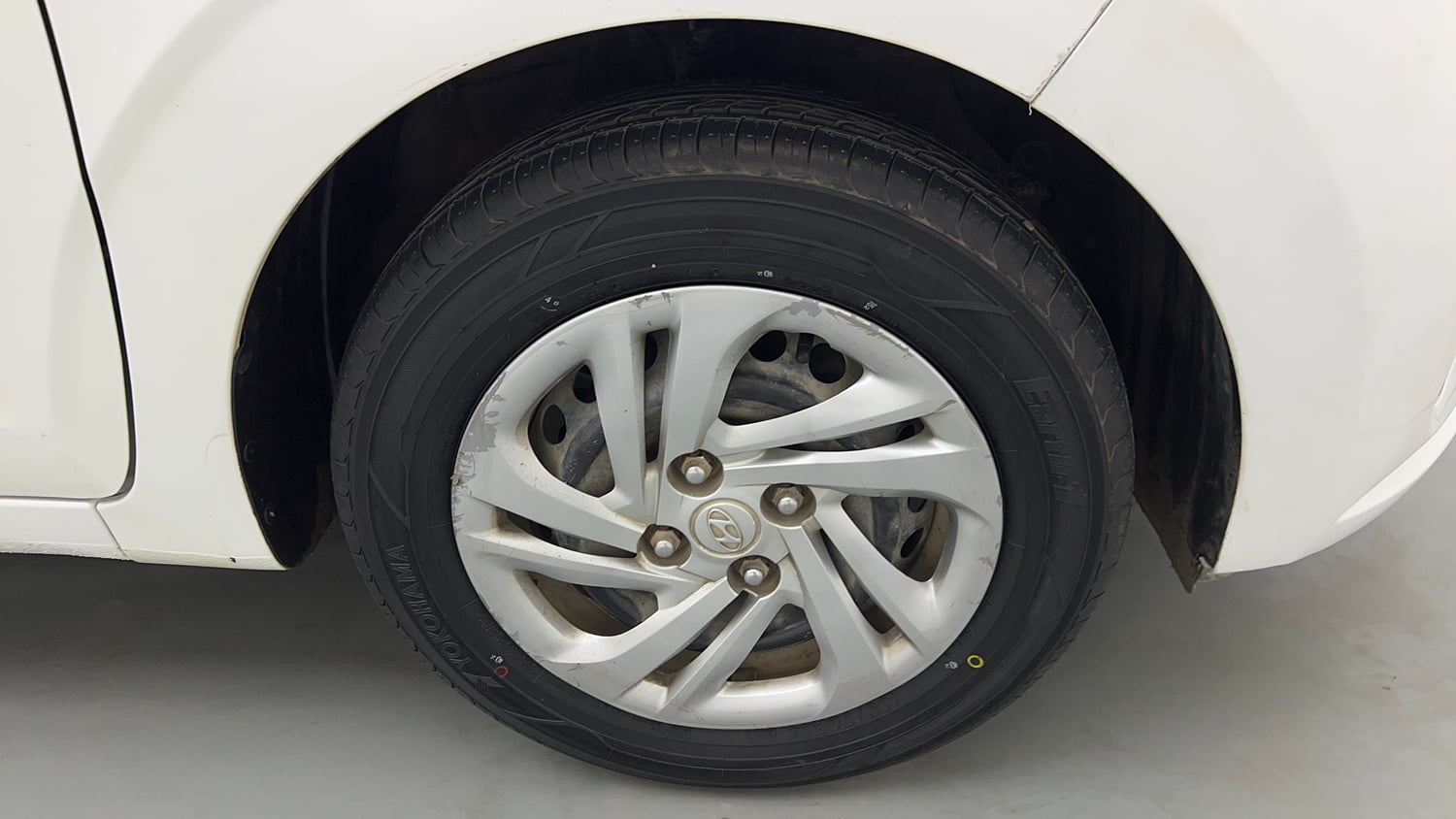 Used 2022 Hyundai Aura S 1.2 CNG Cng Manual tyres RIGHT FRONT TYRE RIM VIEW