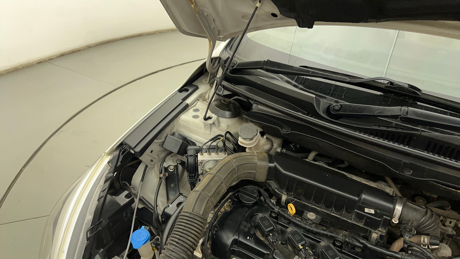 Used 2022 Maruti Suzuki Ciaz Zeta 1.5 Petrol Manual engine ENGINE RIGHT SIDE HINGE & APRON VIEW