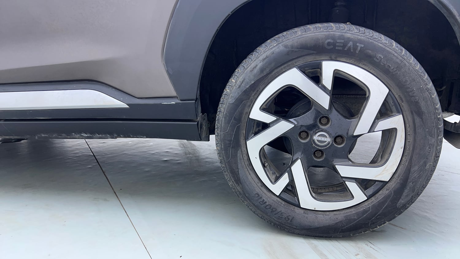 Used 2022 Nissan Magnite XV Turbo CVT Petrol Automatic tyres LEFT REAR TYRE RIM VIEW
