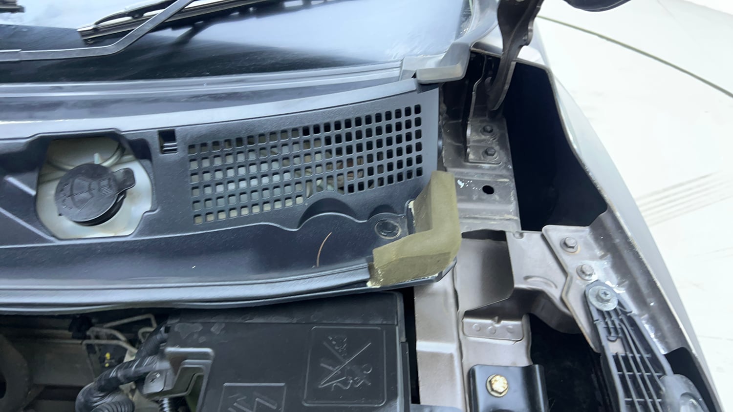 Used 2022 Nissan Magnite XV Turbo CVT Petrol Automatic engine ENGINE LEFT SIDE HINGE & APRON VIEW