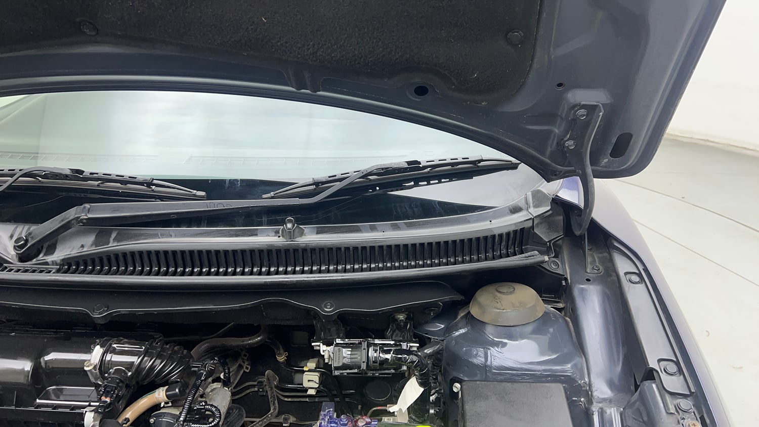 Used 2019 Toyota Glanza G Petrol Manual engine ENGINE LEFT SIDE HINGE & APRON VIEW