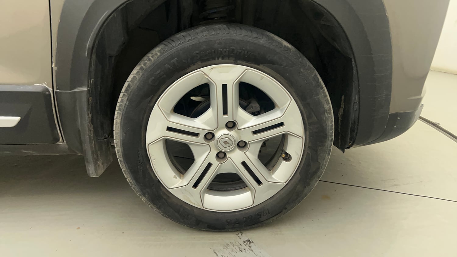 Used 2021 Renault Kiger RXT AMT Petrol Automatic tyres RIGHT FRONT TYRE RIM VIEW