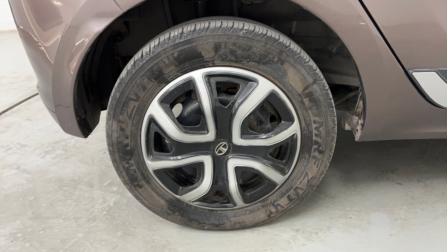 Used 2018 Tata Tiago Revotron XT Petrol Manual tyres RIGHT REAR TYRE RIM VIEW