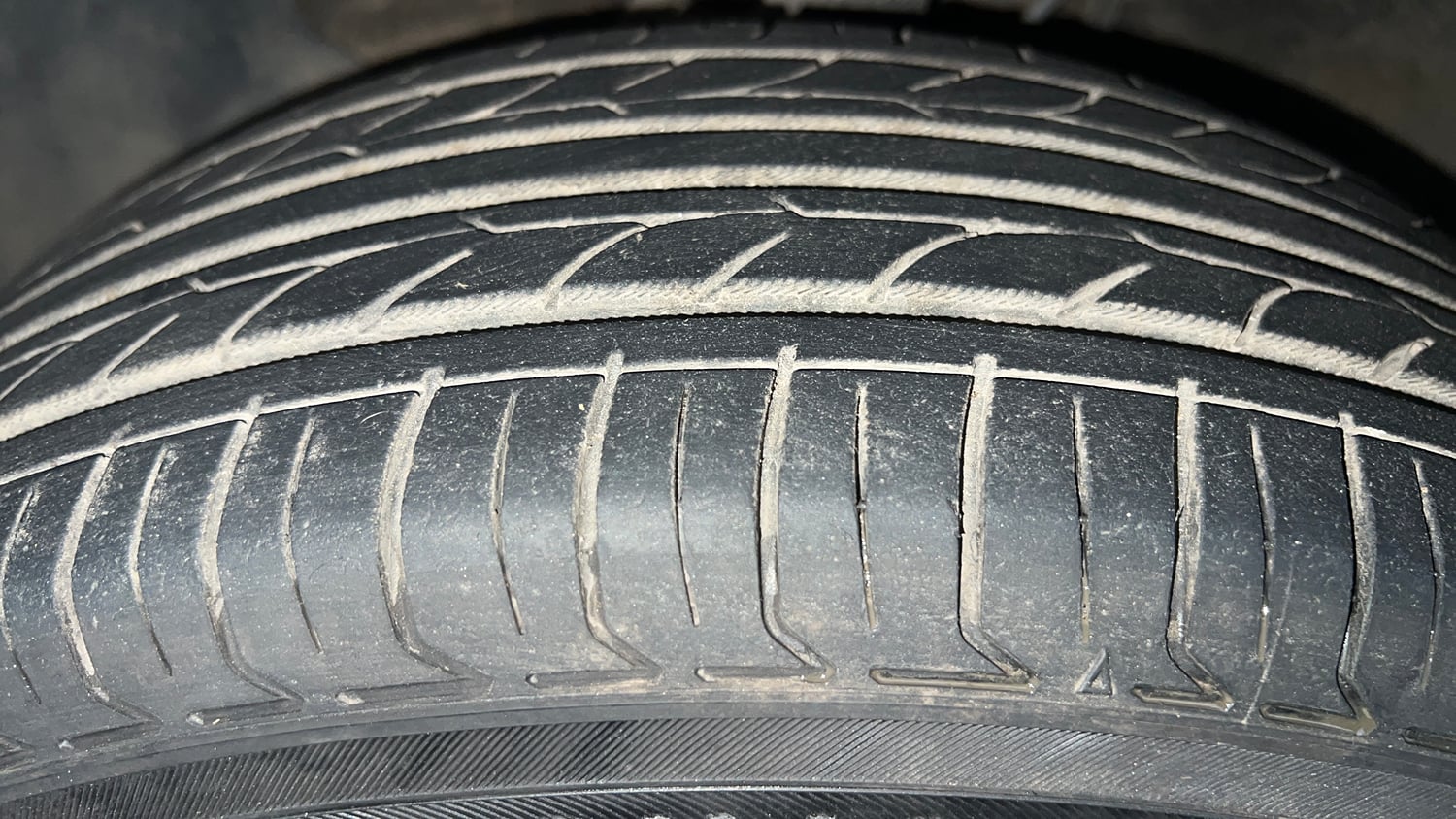 Used 2016 Hyundai Elite i20 Sportz 1.2 Petrol Manual tyres LEFT FRONT TYRE TREAD VIEW