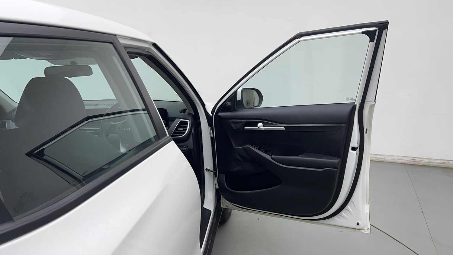 Used 2024 Kia Seltos HTE 1.5 Diesel MT Diesel Manual interior RIGHT FRONT DOOR OPEN VIEW