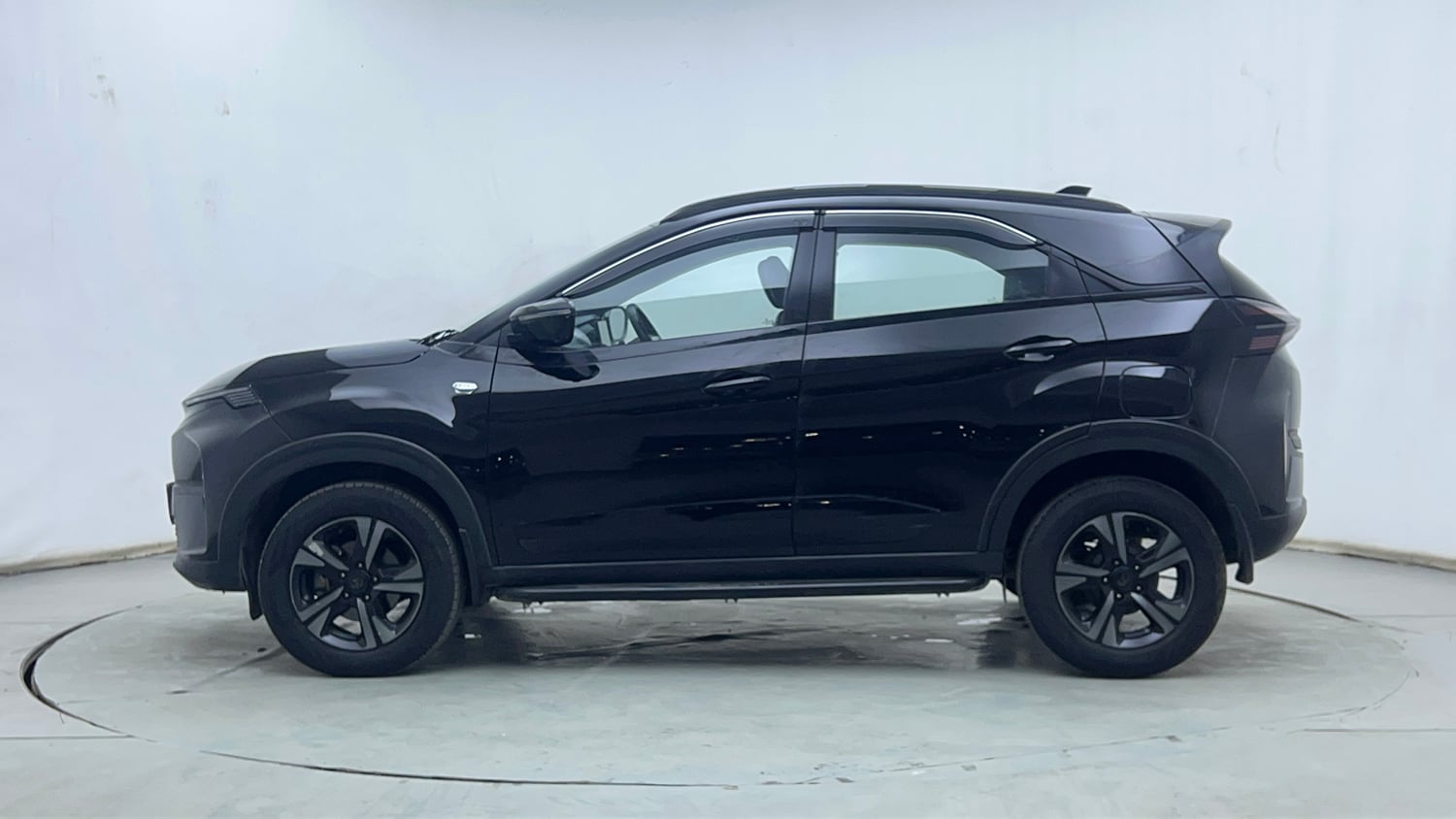 Used 2024 Tata Nexon Fearless Plus (S) 1.5 Diesel 6MT Dark Edition Diesel Manual exterior LEFT SIDE VIEW