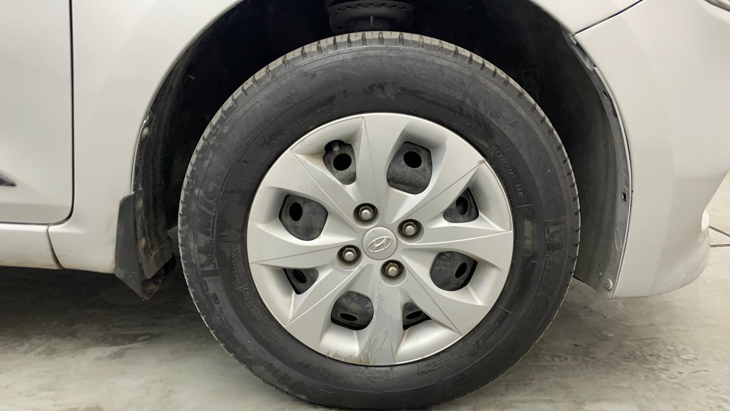 Used 2016 Hyundai Elite i20 Sportz 1.4 CRDI Diesel Manual tyres RIGHT FRONT TYRE RIM VIEW