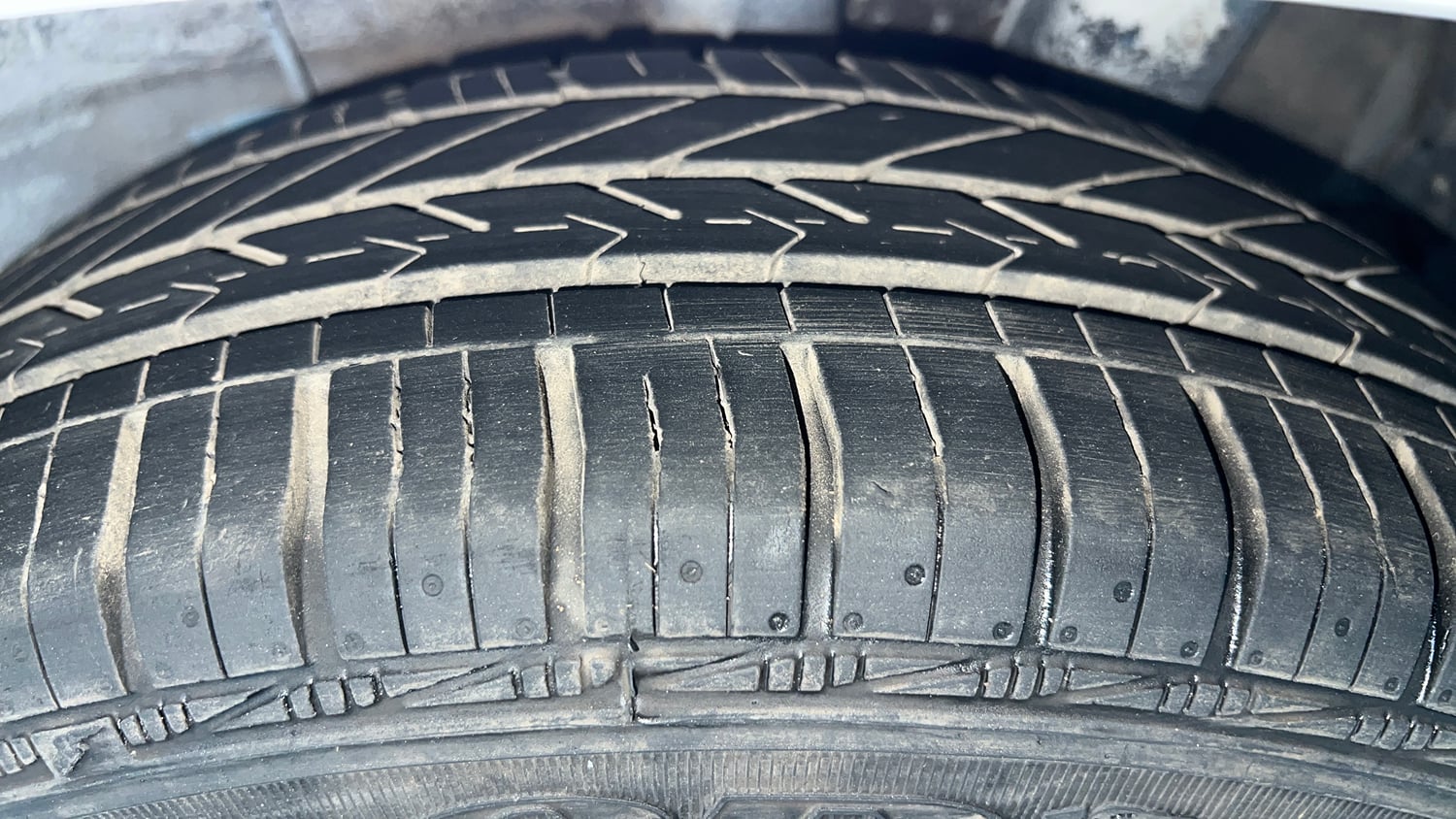 Used 2022 Hyundai Aura S 1.2 CNG Cng Manual tyres LEFT REAR TYRE TREAD VIEW