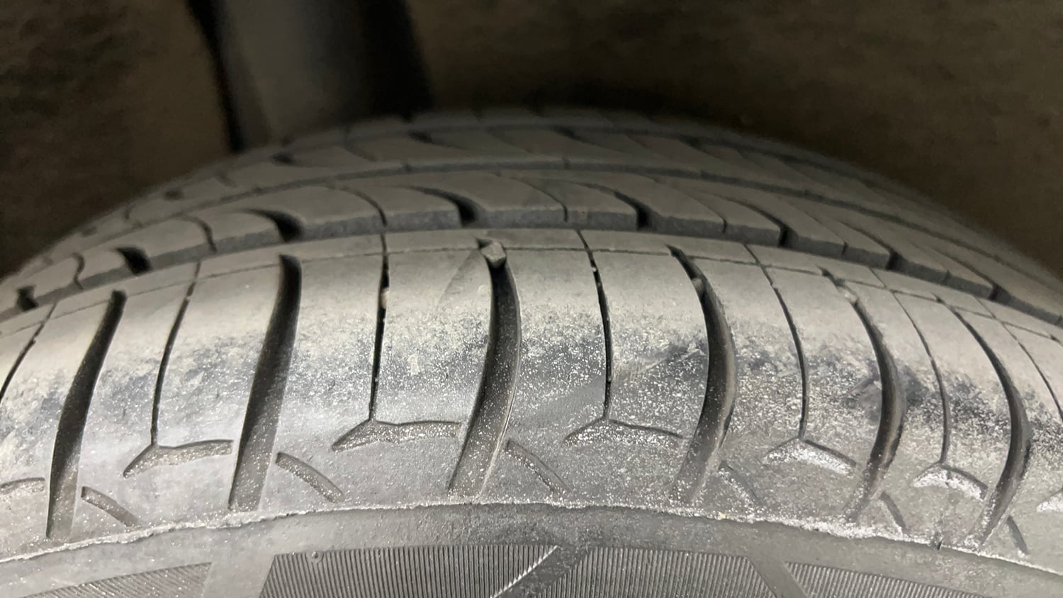 Used 2015 Maruti Suzuki Baleno Zeta 1.2 Petrol Manual tyres RIGHT REAR TYRE TREAD VIEW