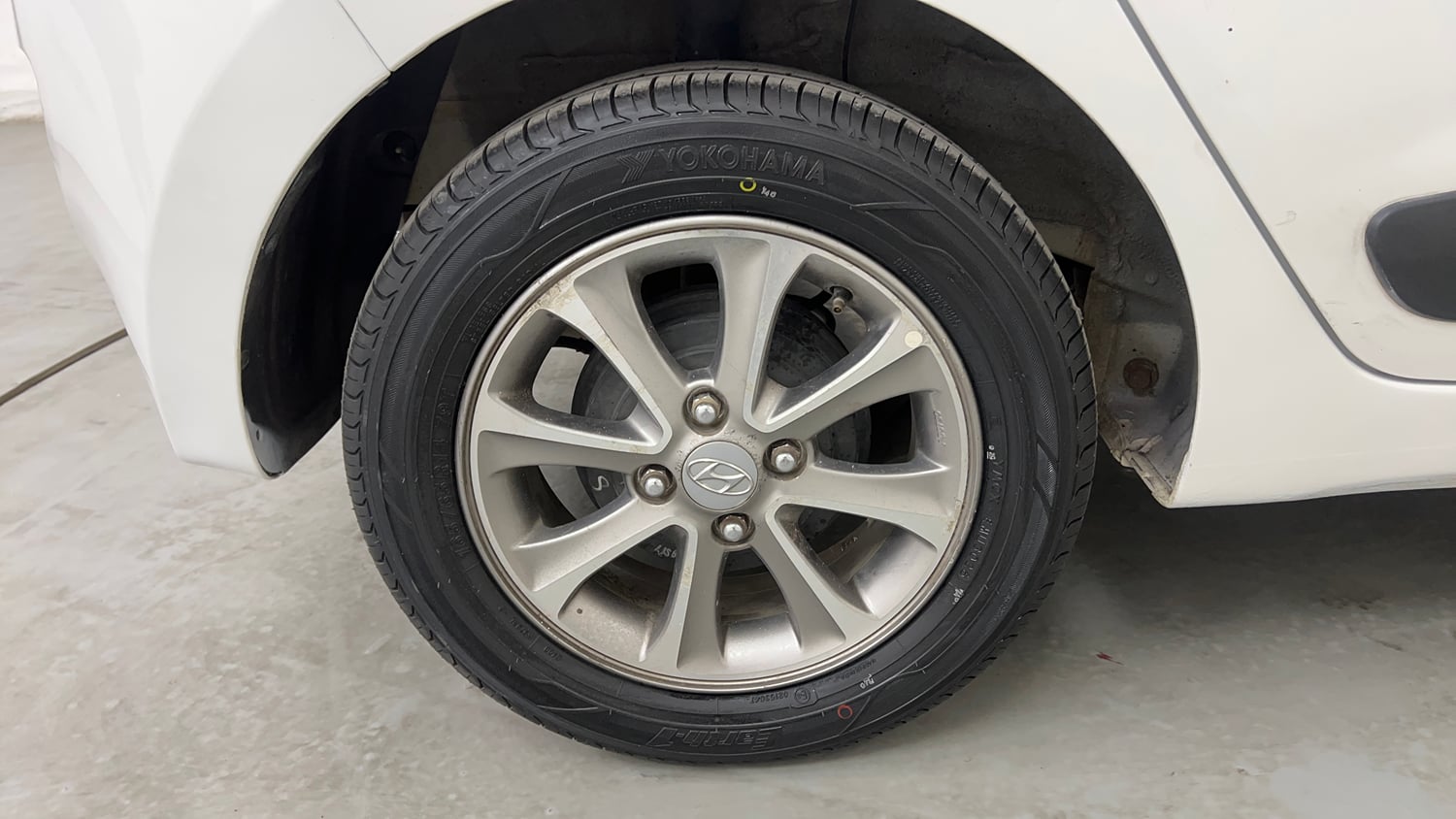 Used 2016 Hyundai Grand i10 Asta 1.2 Kappa VTVT (O) Petrol Manual tyres RIGHT REAR TYRE RIM VIEW