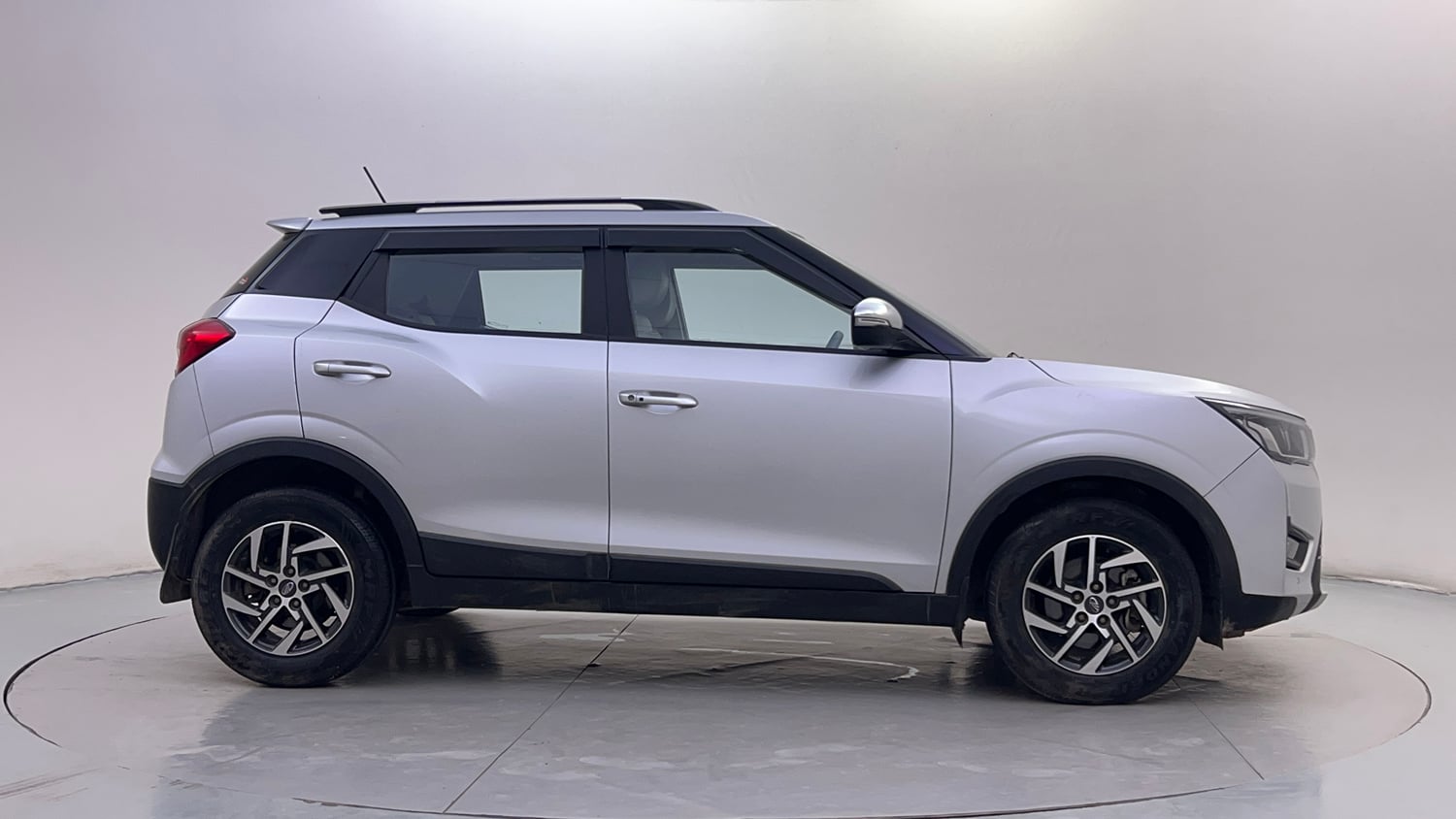 Used 2022 Mahindra XUV 300 W8 (O) 1.2 Petrol Petrol Manual exterior RIGHT SIDE VIEW