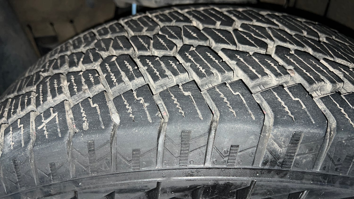 Used 2025 Mahindra Thar Roxx AX7 L Diesel AT 2WD Diesel Automatic tyres LEFT FRONT TYRE TREAD VIEW