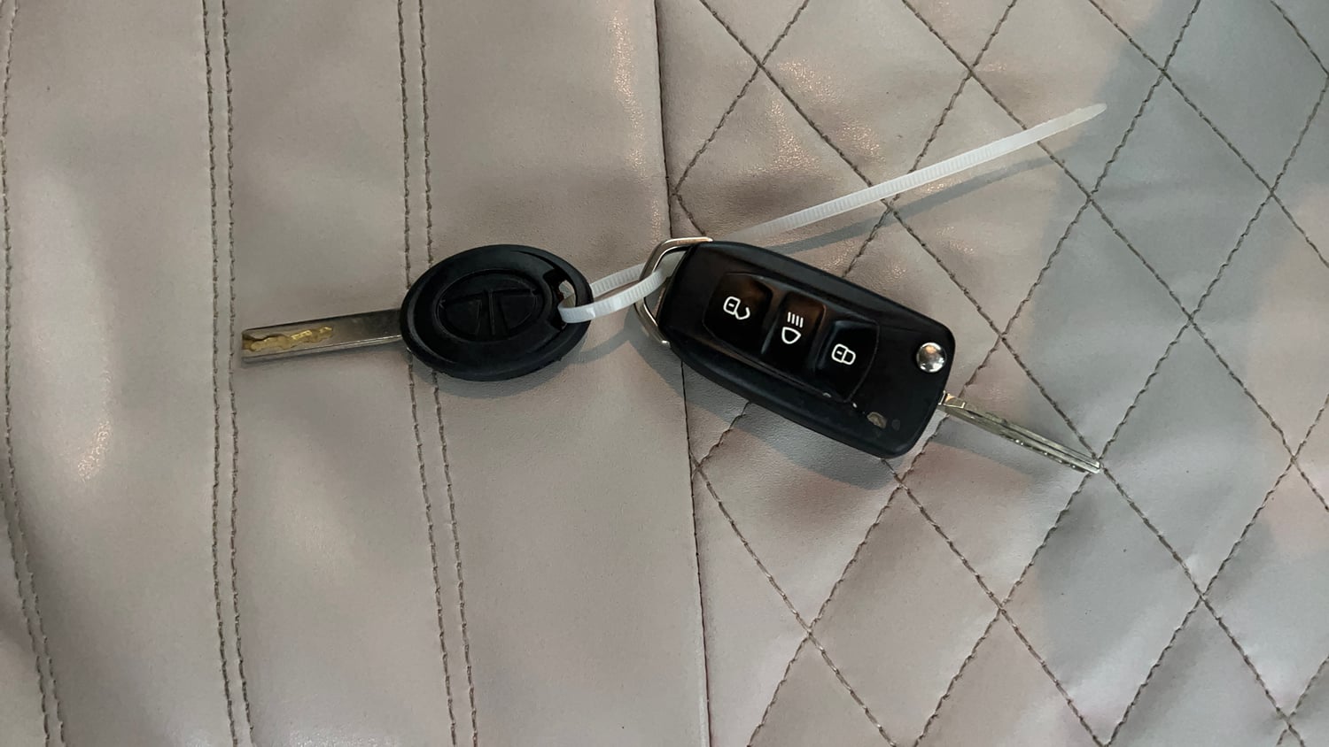 Used 2024 Tata Altroz XE Plus Diesel Diesel Manual extra CAR KEY VIEW