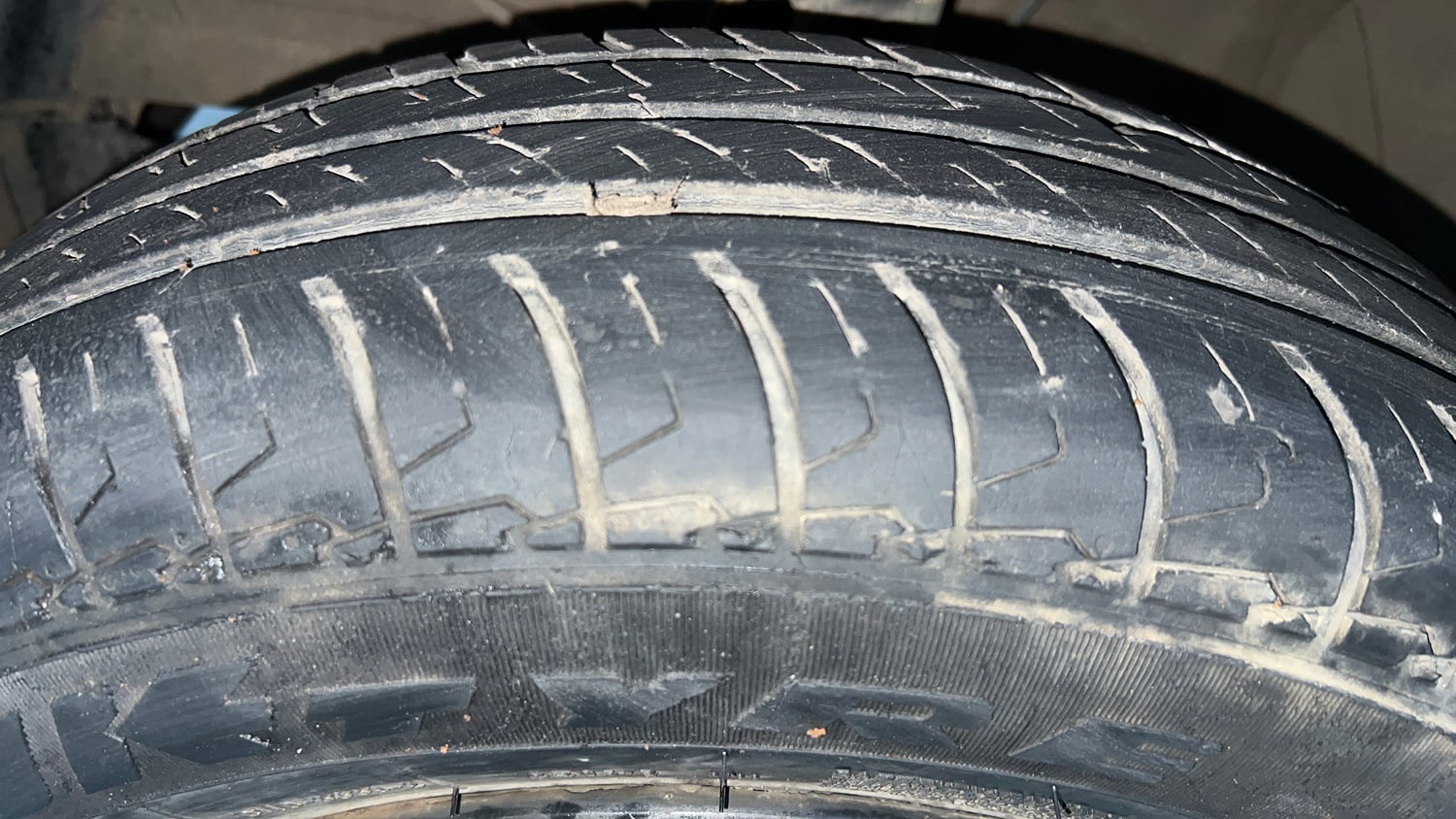 Used 2023 Maruti Suzuki Swift VXi Petrol Manual tyres LEFT FRONT TYRE TREAD VIEW