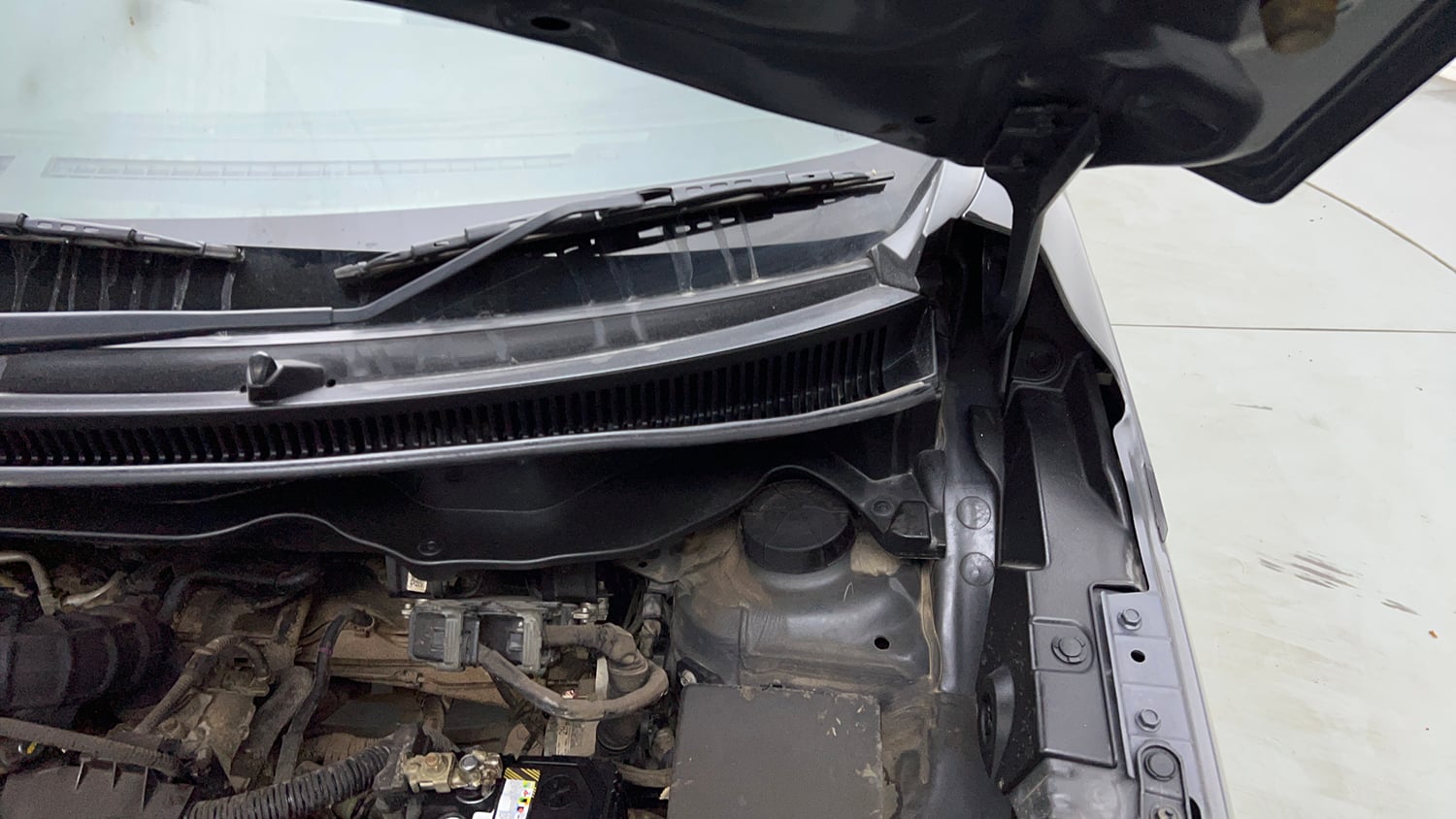 Used 2023 Maruti Suzuki XL6 Zeta MT Petrol Petrol Manual engine ENGINE LEFT SIDE HINGE & APRON VIEW