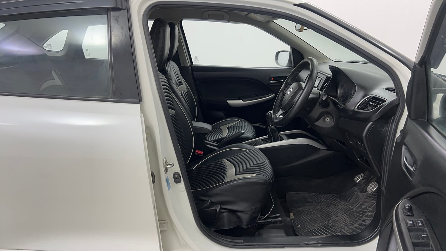 Used 2017 Maruti Suzuki Baleno Delta 1.2 Petrol Manual interior RIGHT SIDE FRONT DOOR CABIN VIEW