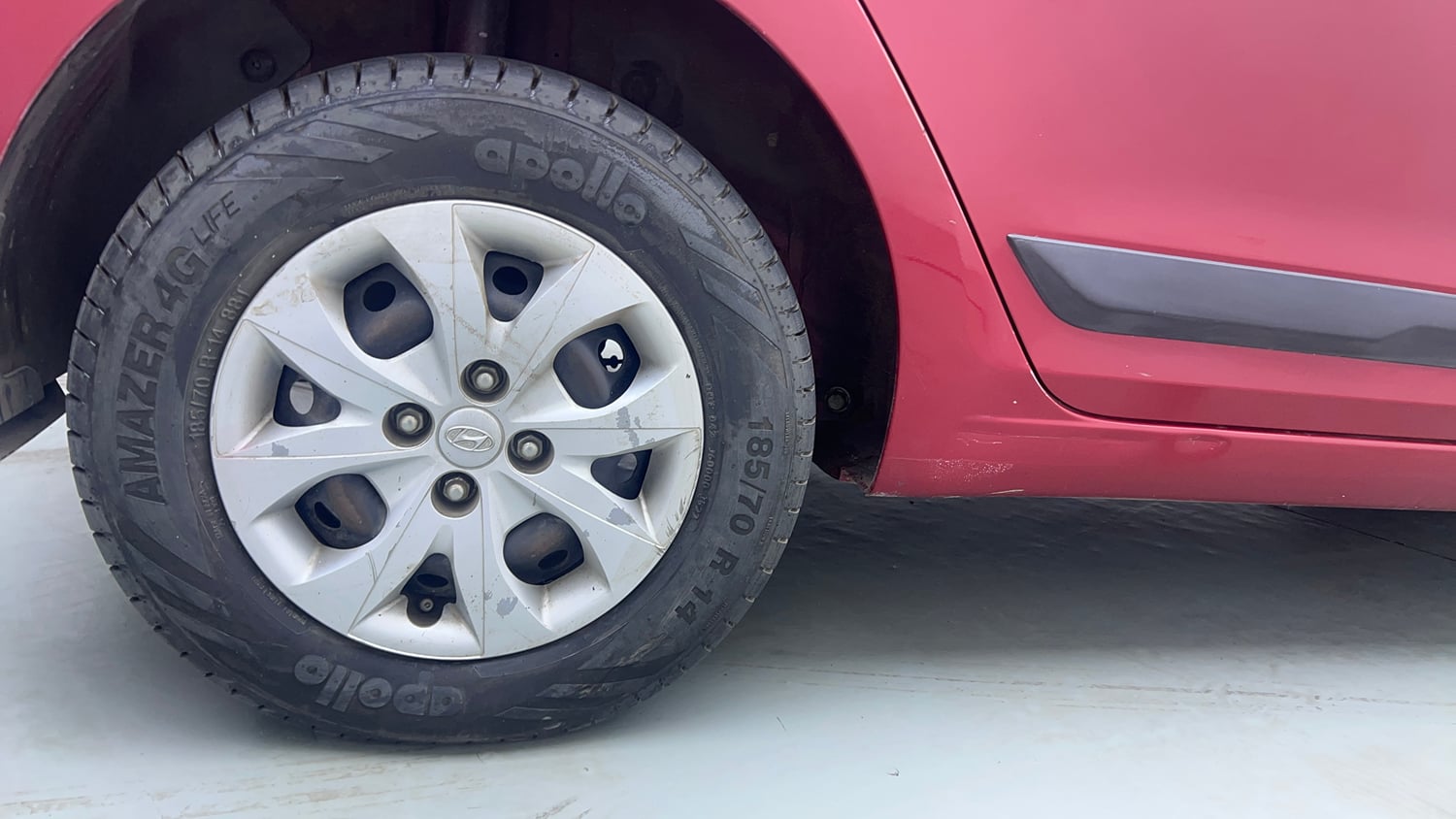 Used 2015 Hyundai Elite i20 Sportz 1.2 Petrol Manual tyres RIGHT REAR TYRE RIM VIEW