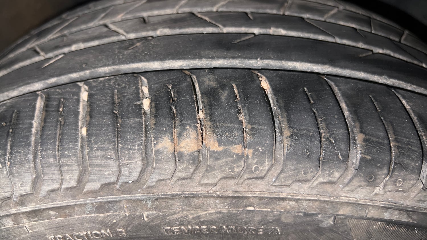 Used 2024 Hyundai New i20 Asta (O) 1.2 IVT Petrol Automatic tyres RIGHT FRONT TYRE TREAD VIEW