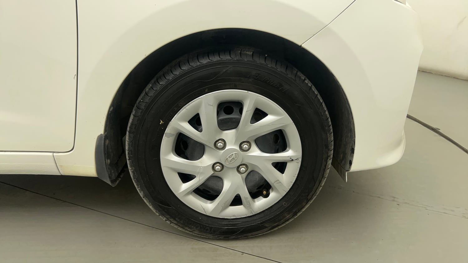 Used 2017 Hyundai Grand i10 Magna AT 1.2 Kappa VTVT Petrol Automatic tyres RIGHT FRONT TYRE RIM VIEW