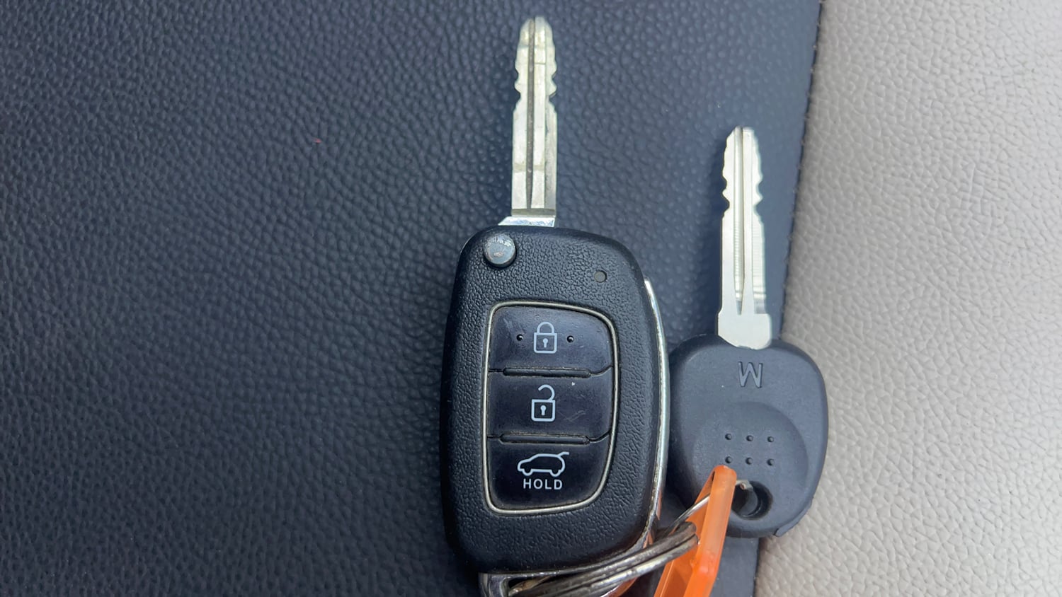 Used 2015 Hyundai Elite i20 Sportz 1.2 Petrol Manual extra CAR KEY VIEW