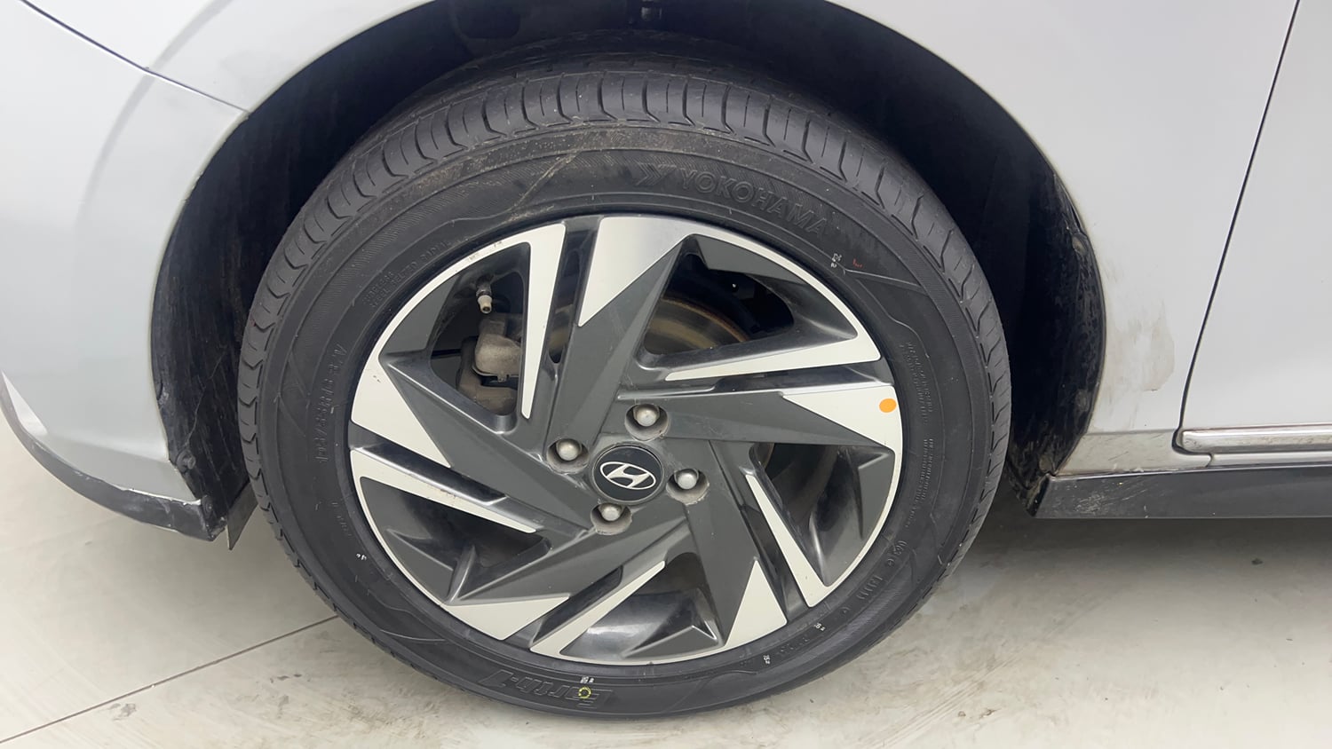 Used 2020 Hyundai New i20 Asta (O) 1.0 Turbo DCT Petrol Automatic tyres LEFT FRONT TYRE RIM VIEW