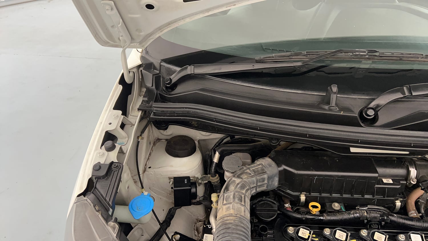 Used 2021 Maruti Suzuki Wagon R ZXi 1.2 Petrol Manual engine ENGINE RIGHT SIDE HINGE & APRON VIEW