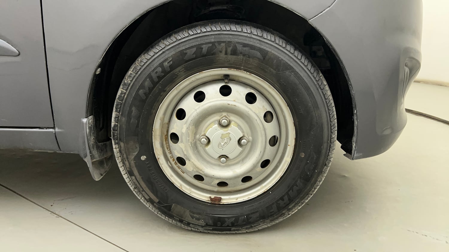 Used 2014 Hyundai i10 Magna 1.1 iRDE2 Petrol Manual tyres RIGHT FRONT TYRE RIM VIEW