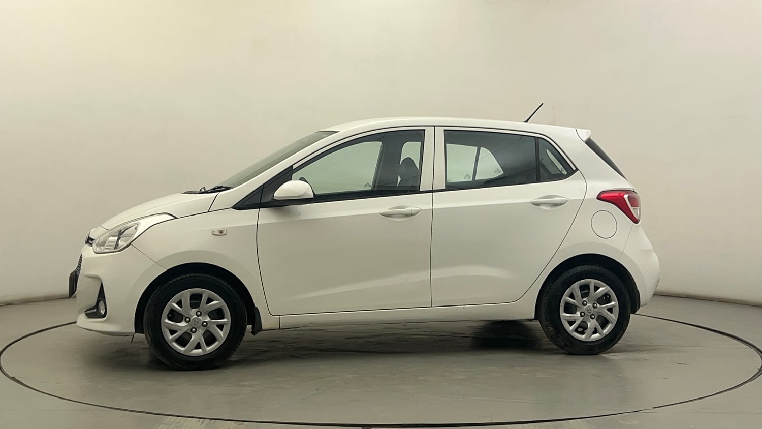 Used 2017 Hyundai Grand i10 Magna AT 1.2 Kappa VTVT Petrol Automatic exterior LEFT SIDE VIEW