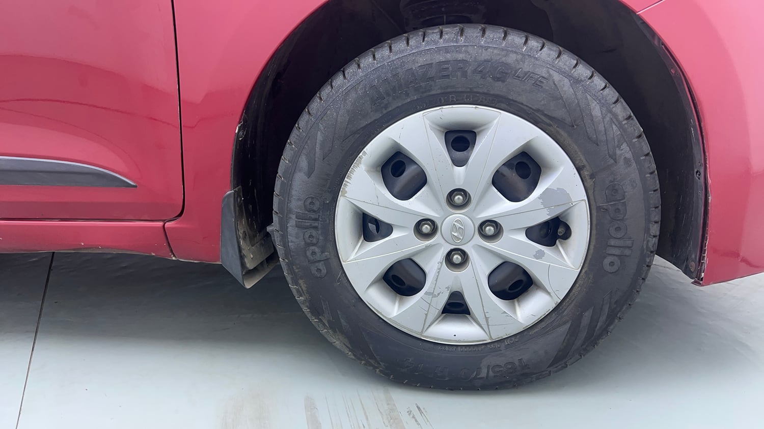 Used 2015 Hyundai Elite i20 Sportz 1.2 Petrol Manual tyres RIGHT FRONT TYRE RIM VIEW