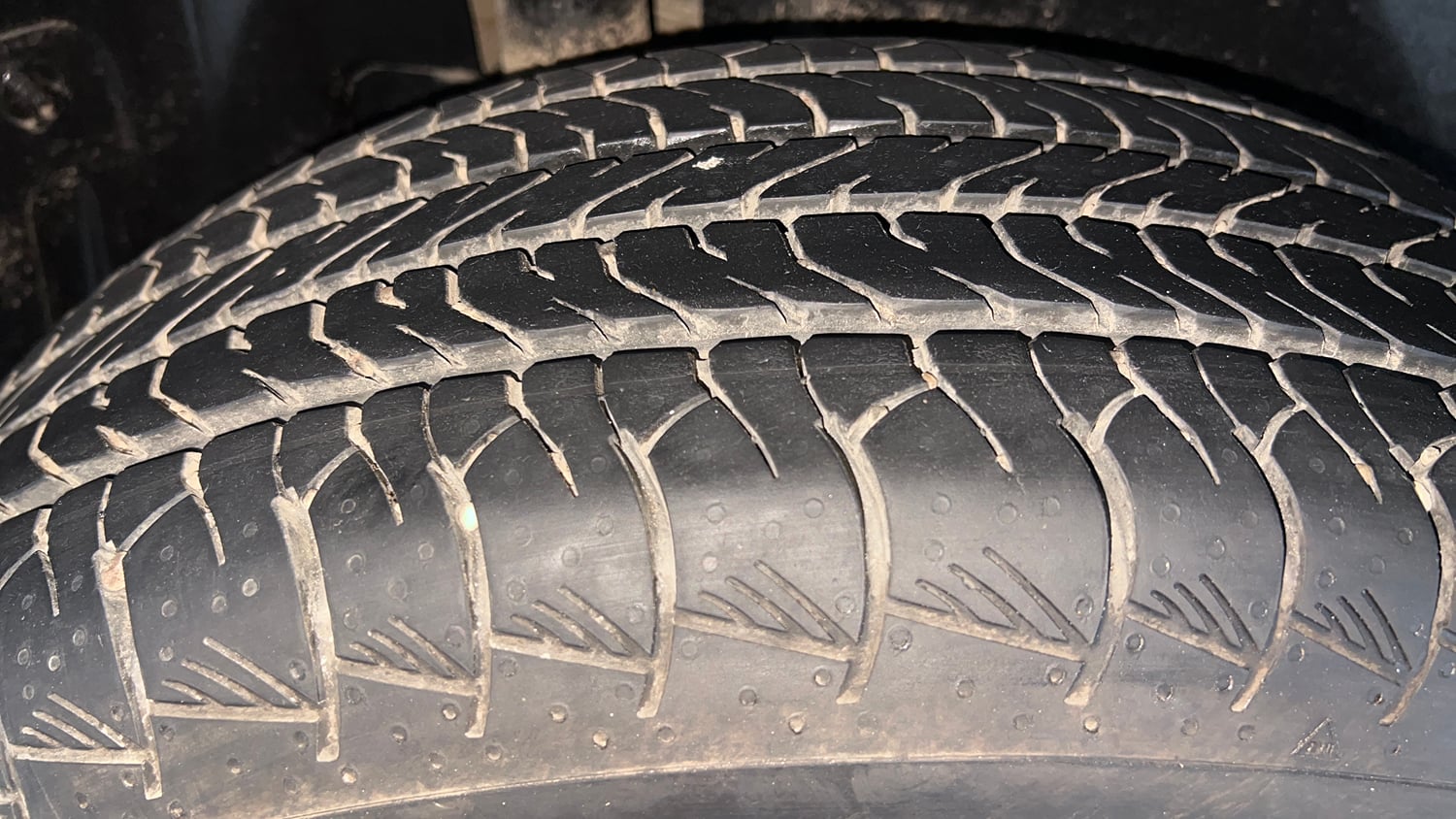 Used 2023 Toyota Urban Cruiser Hyryder V AT NeoDrive Petrol Automatic tyres RIGHT REAR TYRE TREAD VIEW