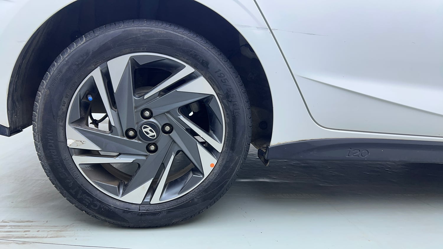 Used 2021 Hyundai New i20 Asta (O) 1.0 Turbo DCT Petrol Automatic tyres RIGHT REAR TYRE RIM VIEW