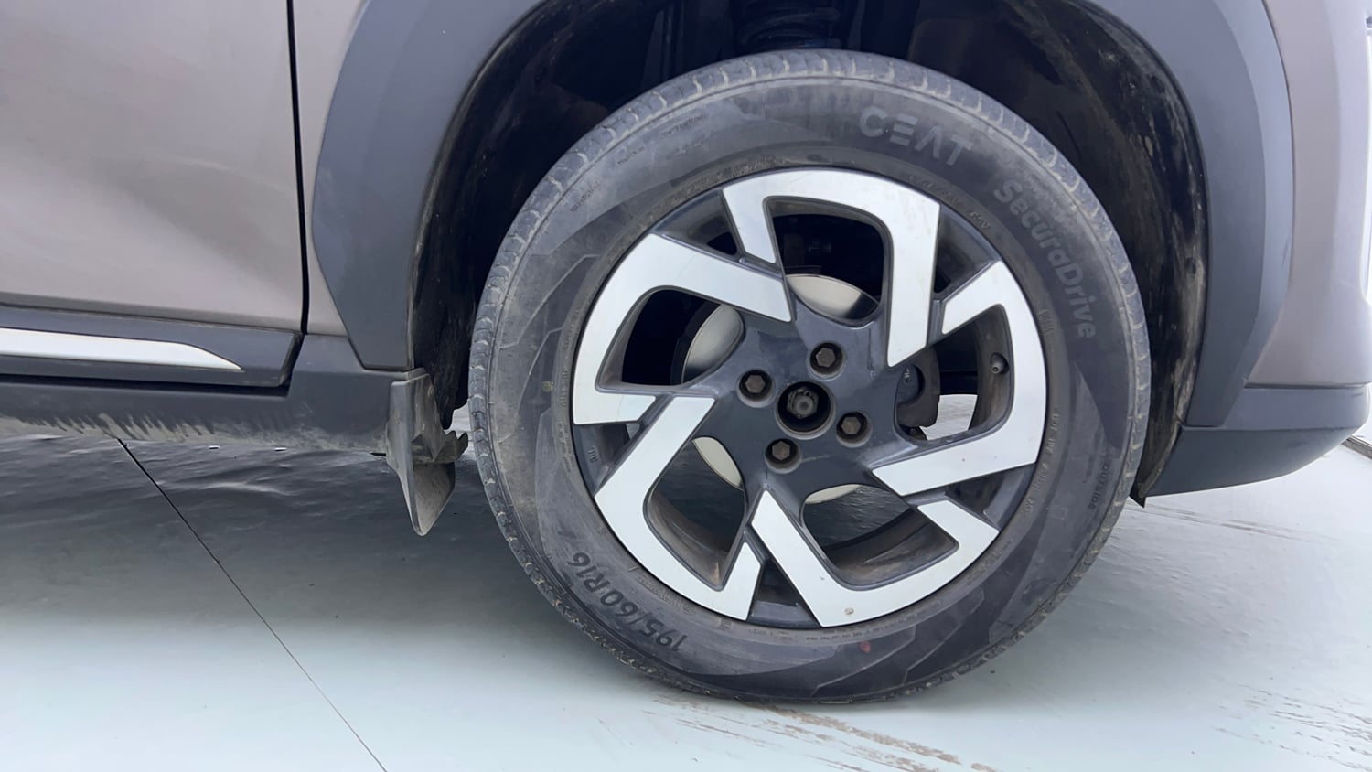 Used 2022 Nissan Magnite XV Turbo CVT Petrol Automatic tyres RIGHT FRONT TYRE RIM VIEW