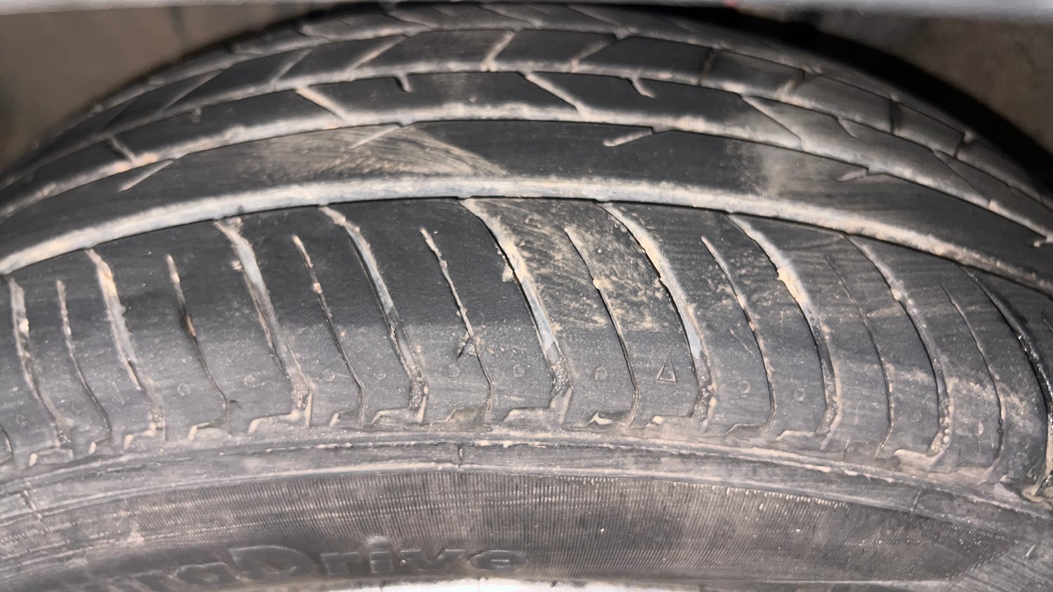Used 2025 Nissan Magnite Visia B4D 1.0 Petrol AMT Petrol Automatic tyres LEFT FRONT TYRE TREAD VIEW