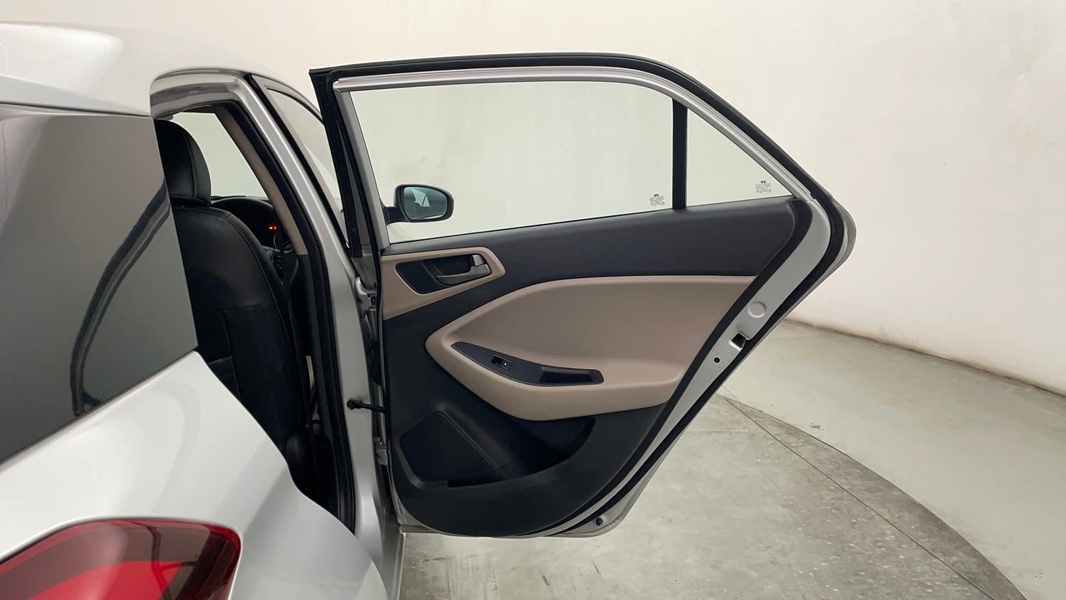 Used 2016 Hyundai Elite i20 Sportz 1.4 CRDI Diesel Manual interior RIGHT REAR DOOR OPEN VIEW