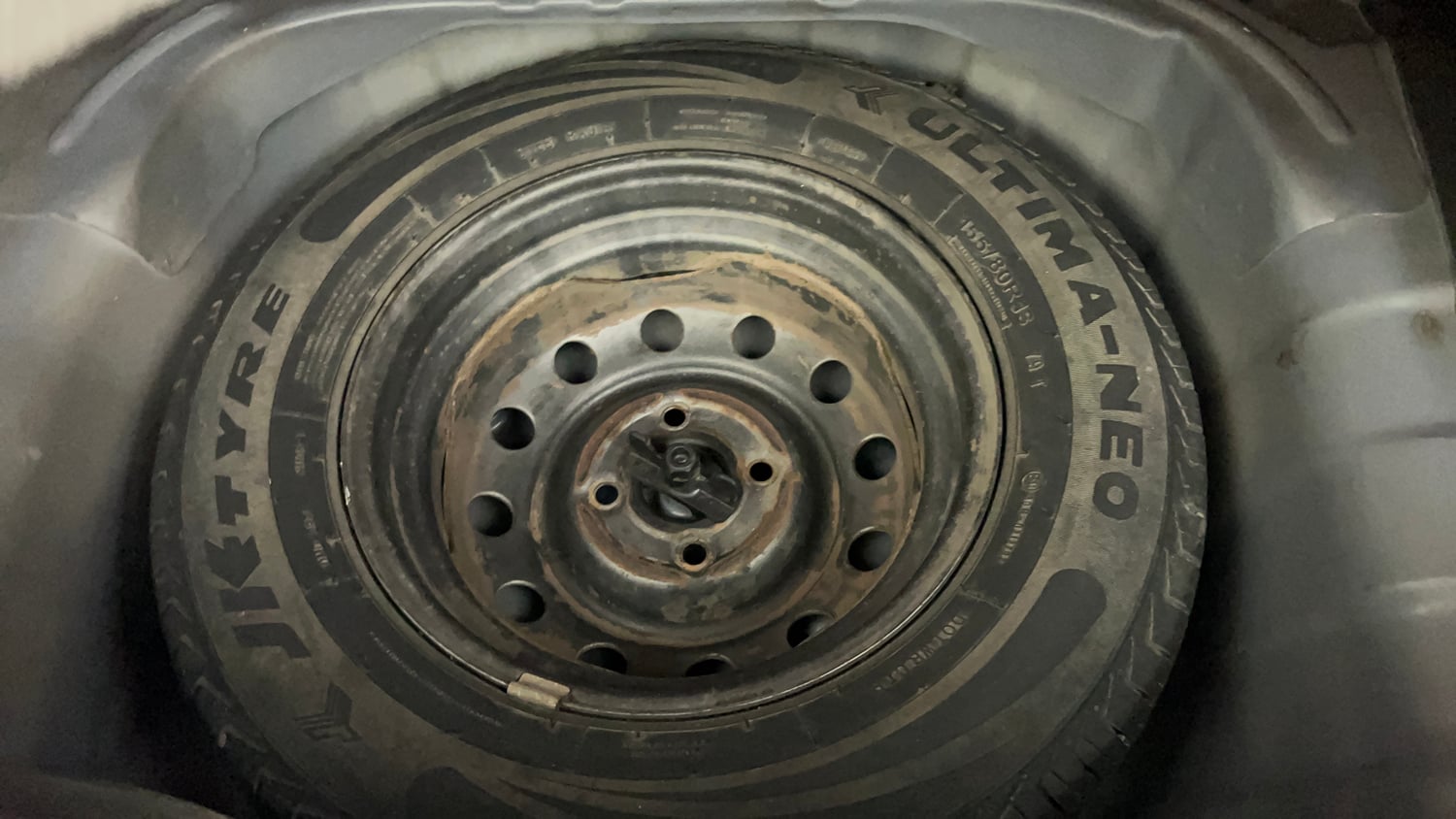 Used 2014 Hyundai i10 Magna 1.1 iRDE2 Petrol Manual tyres SPARE TYRE VIEW