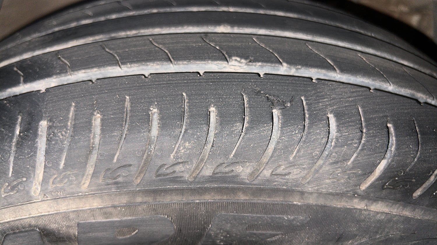 Used 2022 Mahindra XUV 300 W8 (O) 1.2 Petrol Petrol Manual tyres RIGHT FRONT TYRE TREAD VIEW